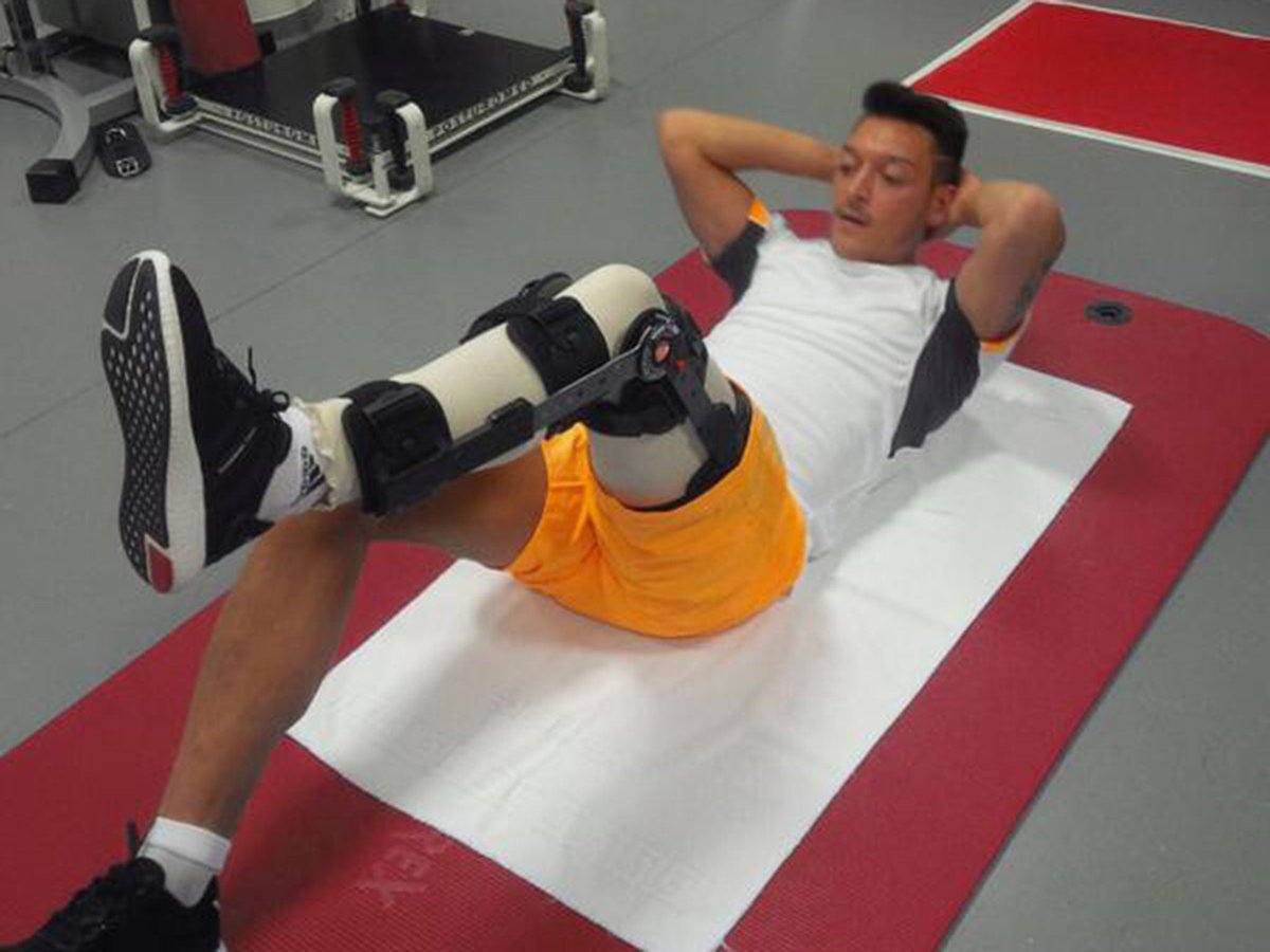 Özil returned to club training for the 14/15 season mid August after his participation in the World Cup. He made his first appearance of the season against Everton in a 2-2 draw.On October, it was reported that Özil would be out for 10/12 weeks with a left knee injury.