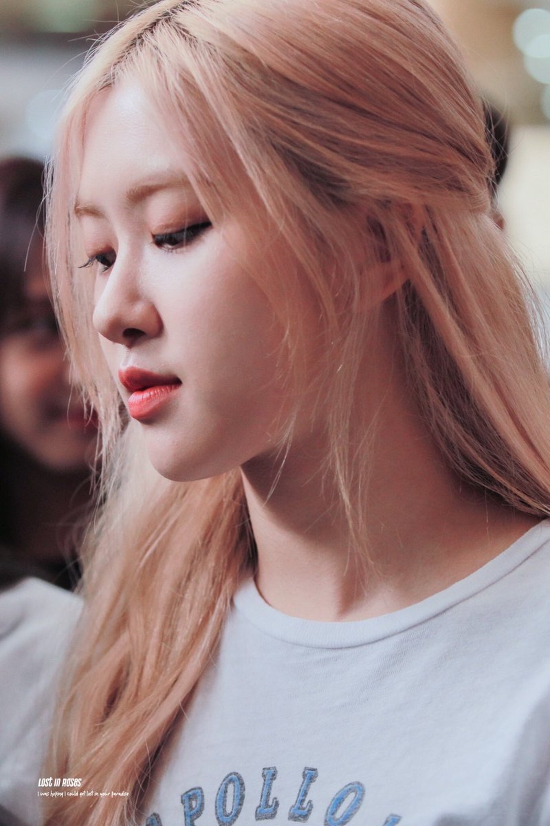 hourly rosé tweet media