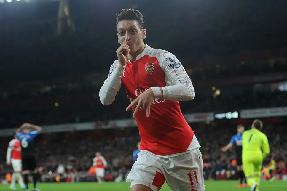 After scoring during a pre-season game against Lyon, Özil received praise from his manager, with Wenger calling for him to have his best season yet in Arsenal colours.Özil started the 15/16 season on fire, he got some MOTM awards and started creating chances for fun.