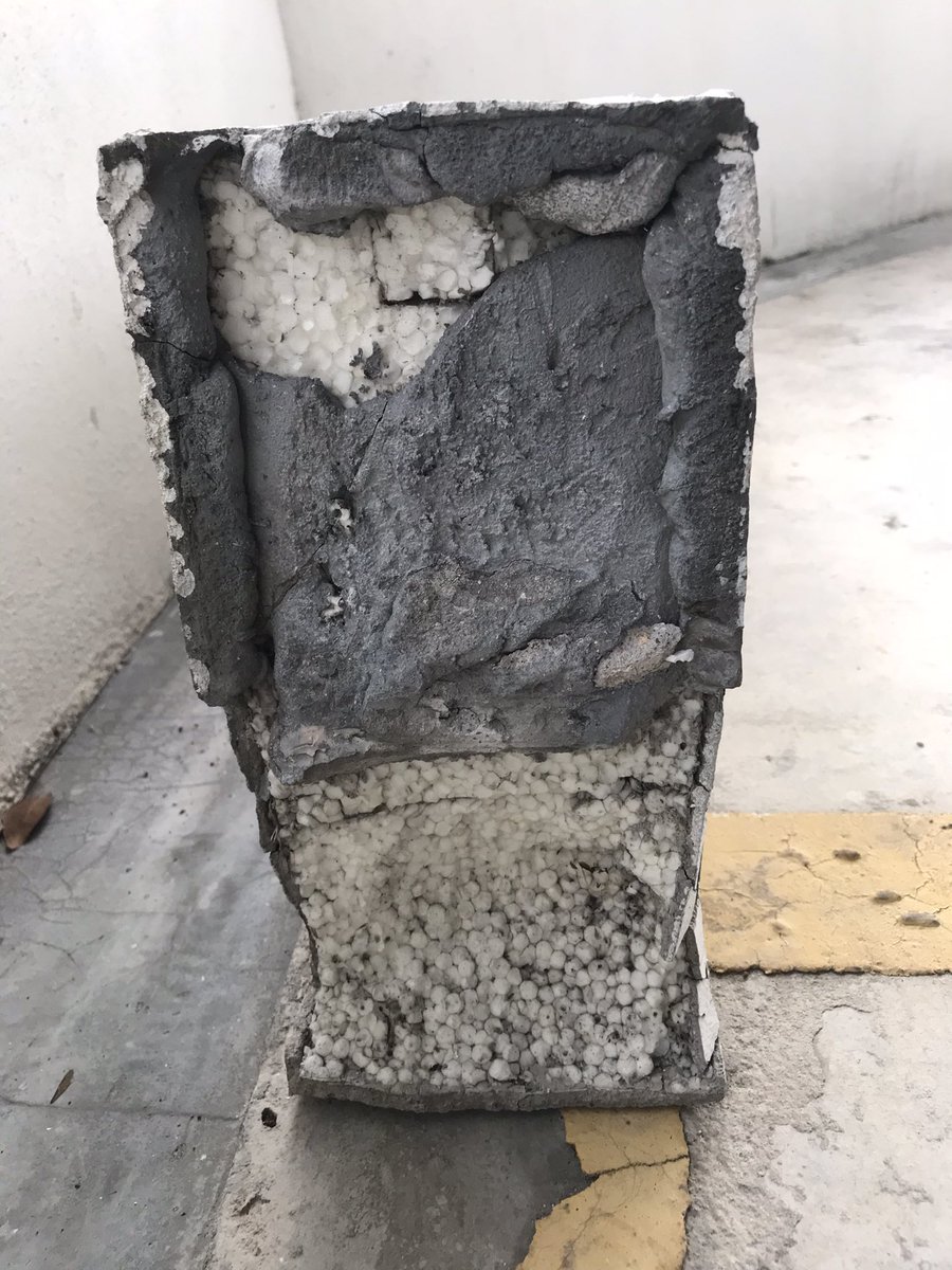EhAfifii's tweet photo. Nak tanya pada yang pakar, binaan frem bagunan ni memang selalu isinya mcm ni ke? Simen sikit campur polystyrene sikit..betul ke tu? https://t.co/g9sUlAgapF