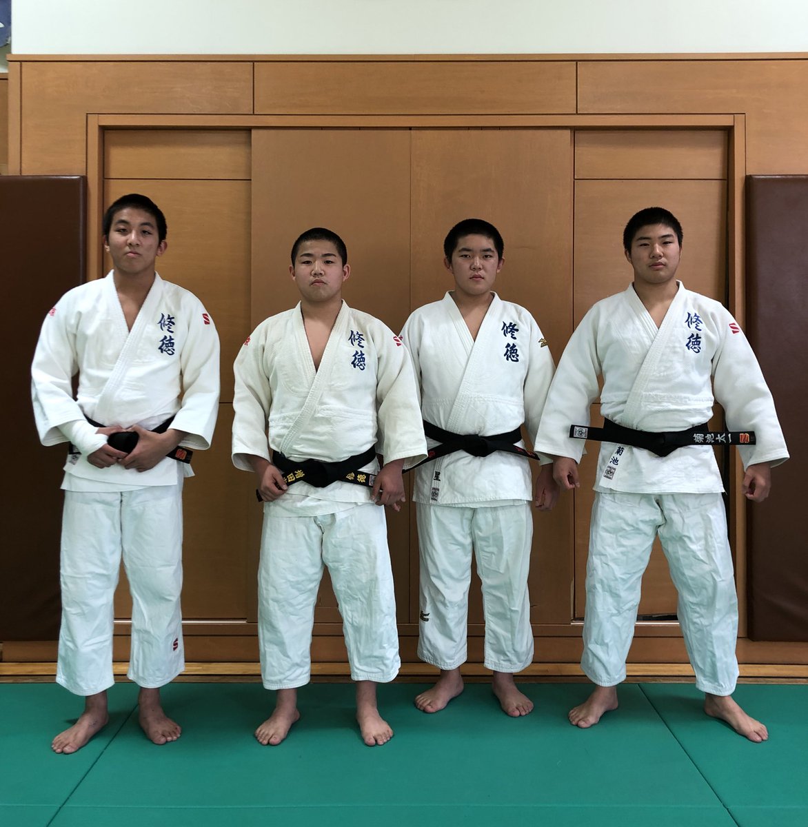 修徳柔道部 中学3年生が初段を取得して 晴れて黒帯になることができました しかし 現在は稽古をすることが出来ず 辛い状況です 僕達が新たな修徳の歴史を作ると 頼もしい言葉を貰いました 徹