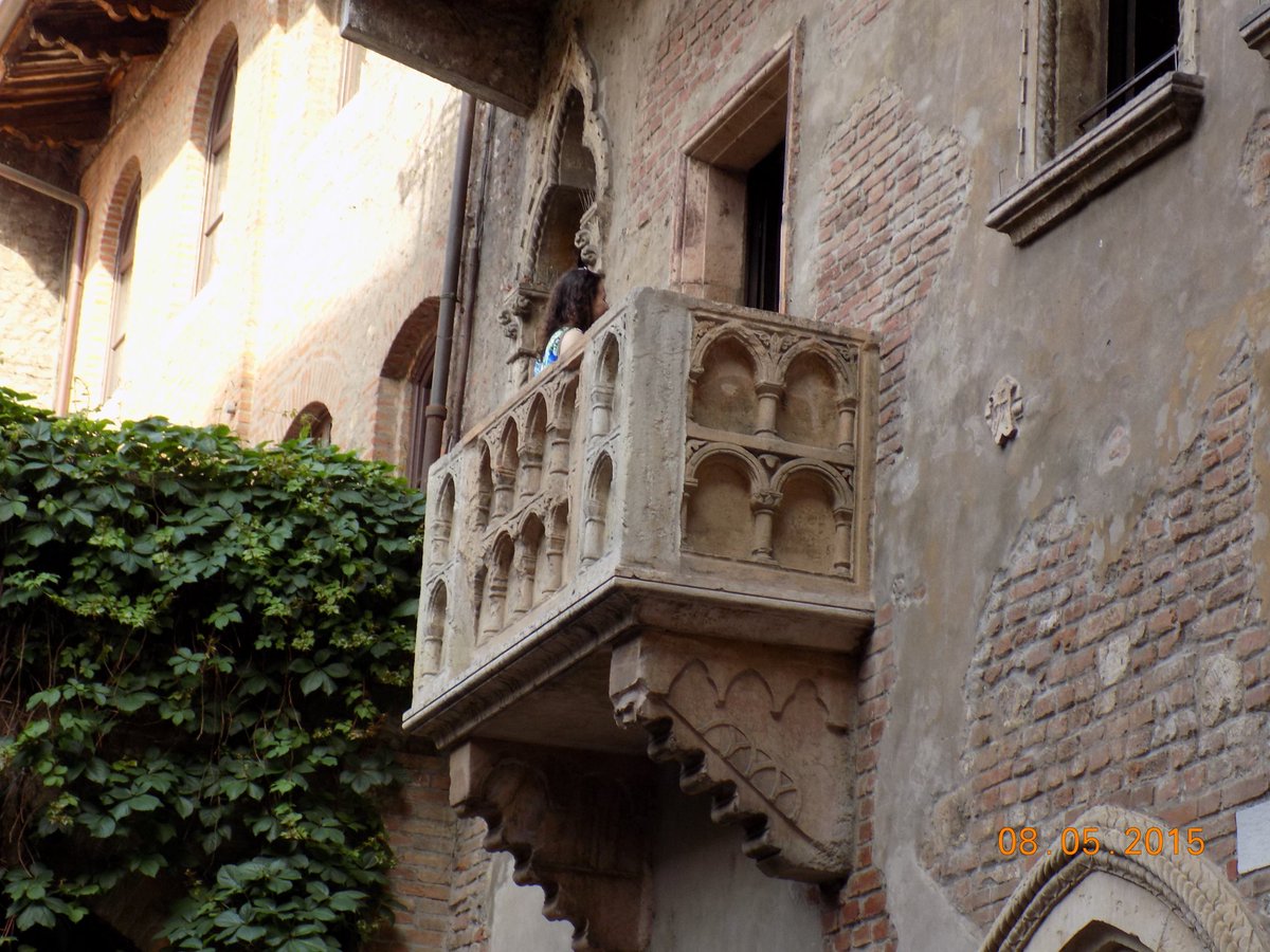 VUKANA4's tweet photo. Julijin balkon u Veroni
#italija #verona #julija #romeo #sekspir #zabranjenaljubav https://t.co/AoTsLgoRYe