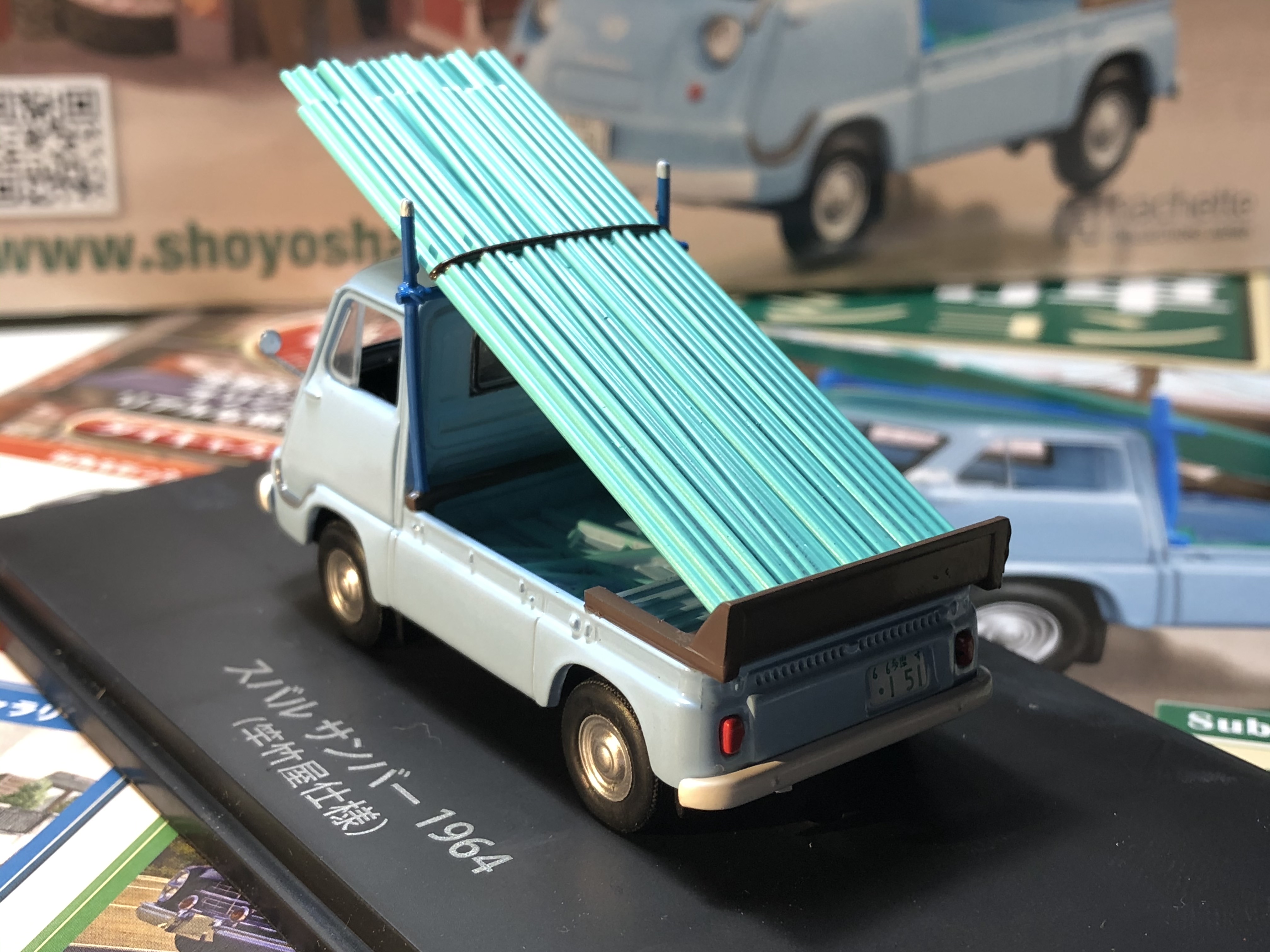 Endoizuru 遠藤イヅル 商用車コレクション第11号 1 13 水 発売 第11号は スバル初代サンバーの 竿竹屋仕様 です クルマは昭和39年式ですが モデルの年代は昭和40年代末頃 そのため竿は 竹ではなく ビニール皮膜を巻いたカラフルな鉄製