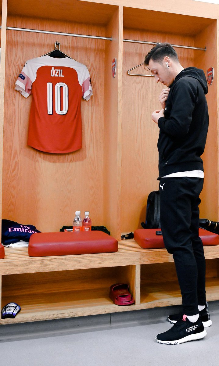 Unai Emery was appointed as Arsenal's new manager for the 18/19 season. Özil was given the number 10 shirt and was named between the 5 club captains. He was also given additional time off at the start of the season, after being the victim of a robbery with teammate Kolasinac.