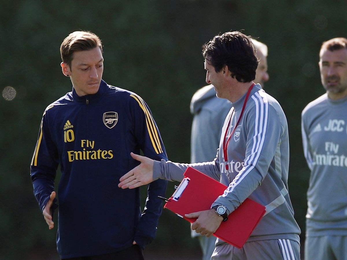 Unai Emery was appointed as Arsenal's new manager for the 18/19 season. Özil was given the number 10 shirt and was named between the 5 club captains. He was also given additional time off at the start of the season, after being the victim of a robbery with teammate Kolasinac.