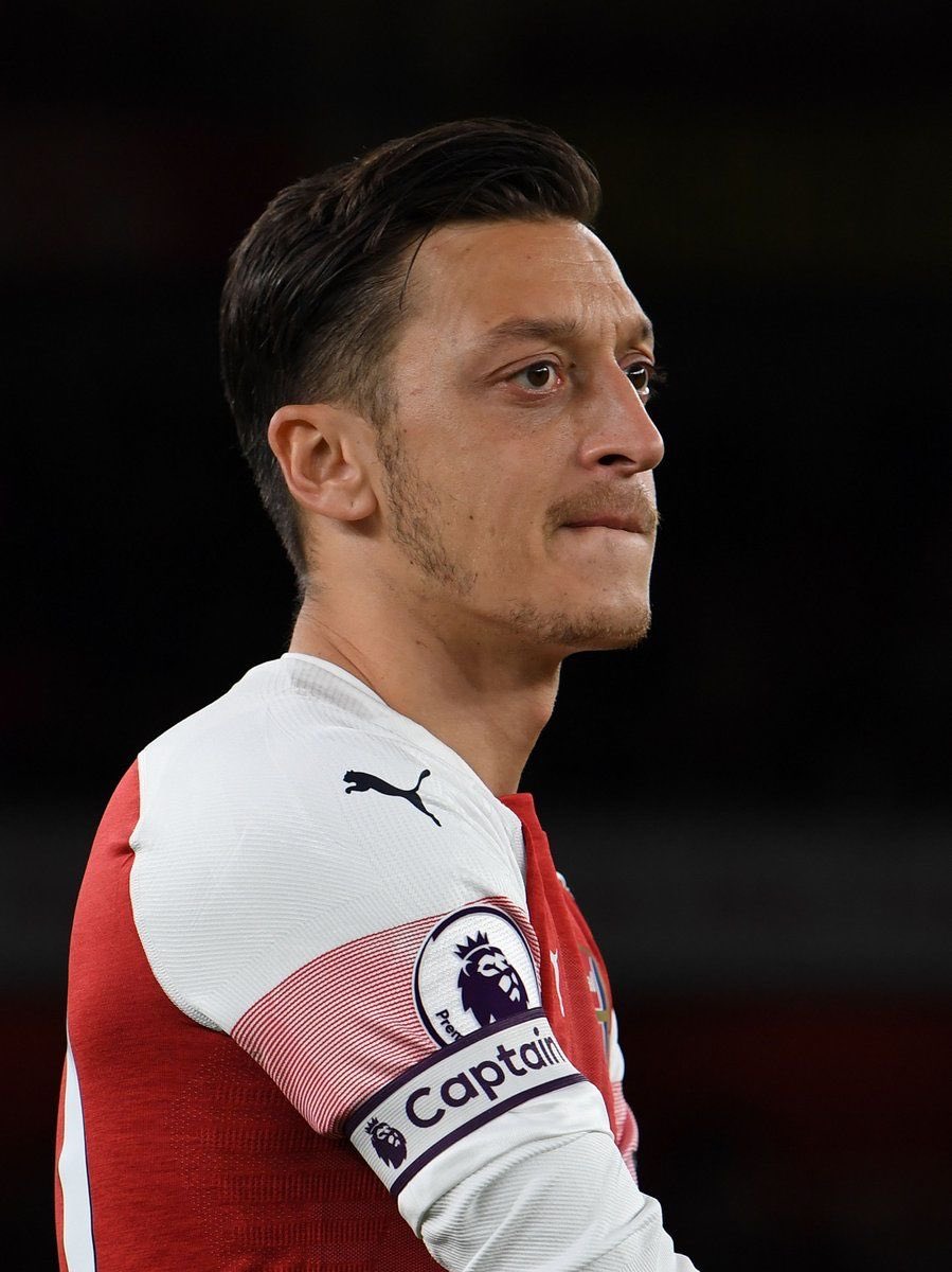 Unai Emery was appointed as Arsenal's new manager for the 18/19 season. Özil was given the number 10 shirt and was named between the 5 club captains. He was also given additional time off at the start of the season, after being the victim of a robbery with teammate Kolasinac.