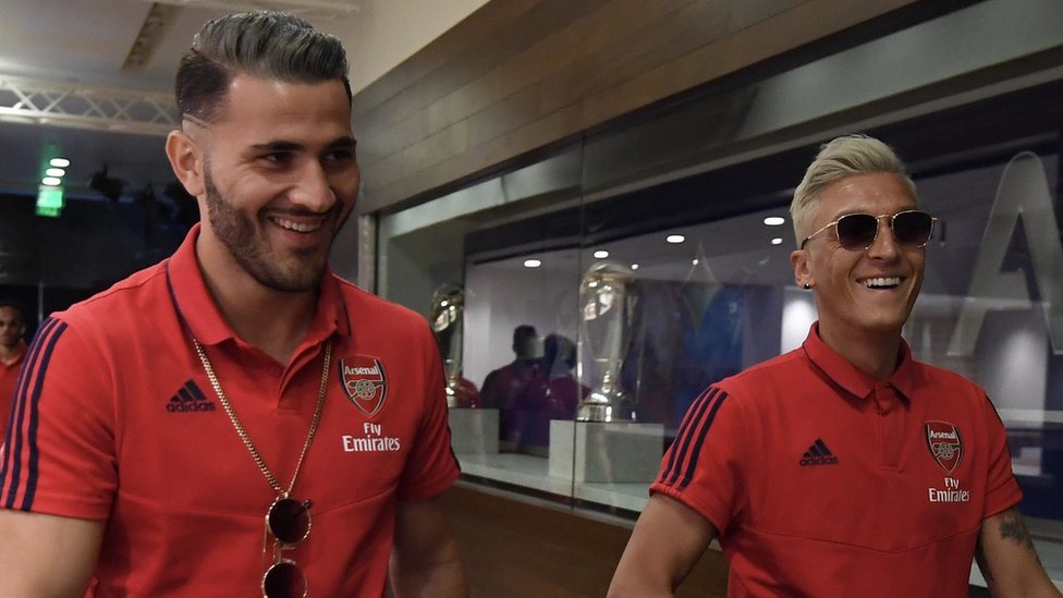 Unai Emery was appointed as Arsenal's new manager for the 18/19 season. Özil was given the number 10 shirt and was named between the 5 club captains. He was also given additional time off at the start of the season, after being the victim of a robbery with teammate Kolasinac.