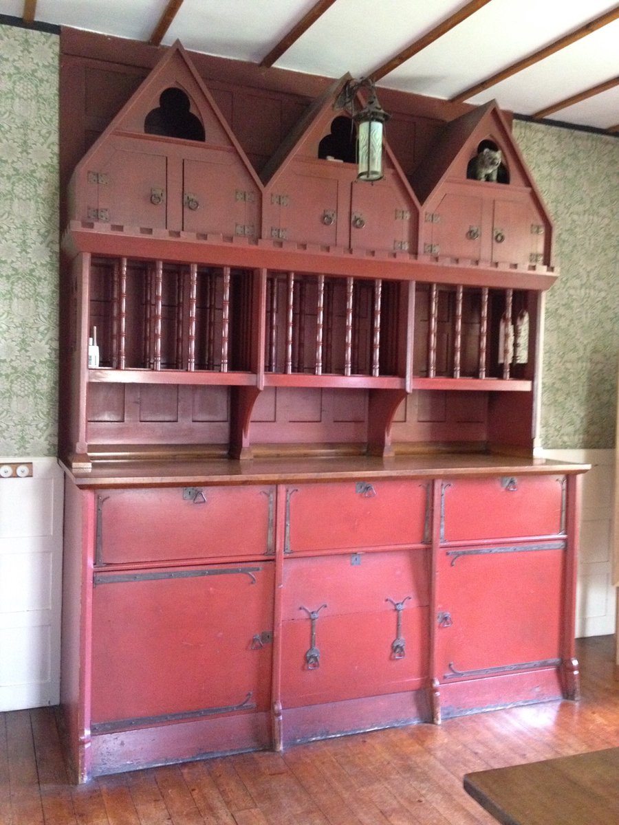 mutley7781's tweet photo. Dresser - designed 1860-5 by #PhilipWebb
Oak, iron, lacquer &amp; glass.

Now in Red House, the former home of #WilliamMorris, owned by the National Trust.

#Woodensday https://t.co/DuW4IQ57Q2