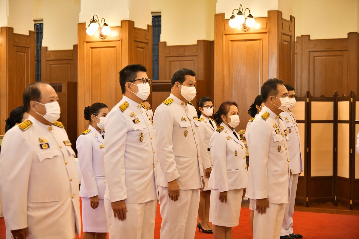 pr_dhanarak's tweet photo. นายยุทธนา หยิมการุณ อธิบดีกรมธนารักษ์ เข้าร่วมถวายแจกันดอกไม้เบื้องหน้าพระบรมฉายาลักษณ์ และร่วมลงนามถวายพระพร สมเด็จพระกนิษฐาธิราชเจ้า กรมสมเด็จพระเทพรัตนราชสุดาฯ สยามบรมราชกุมารี ให้ทรงหายจากพระอาการประชวร และทรงมีพระพลานามัยที่แข็งแรง ณ ศาลาสหทัยสมาคม พระบรมมหาราชวัง #PR_TRD https://t.co/3EvXSVfZIu