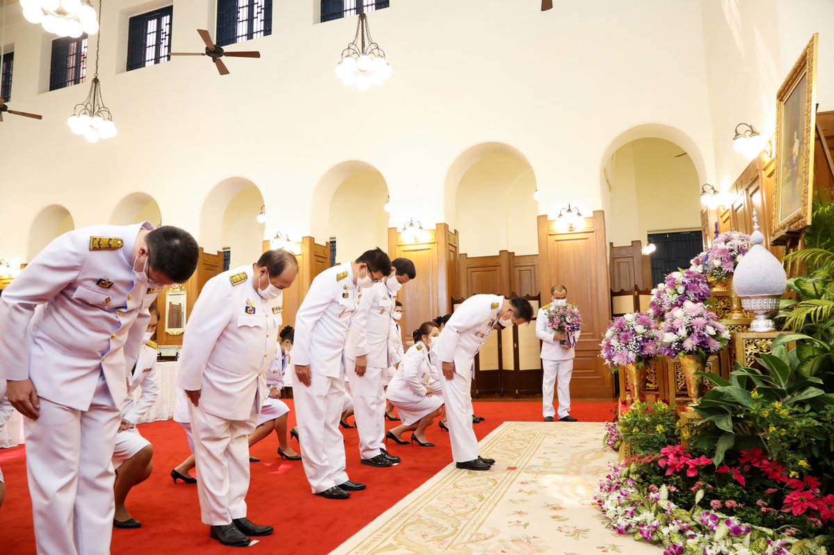 pr_dhanarak's tweet photo. นายยุทธนา หยิมการุณ อธิบดีกรมธนารักษ์ เข้าร่วมถวายแจกันดอกไม้เบื้องหน้าพระบรมฉายาลักษณ์ และร่วมลงนามถวายพระพร สมเด็จพระกนิษฐาธิราชเจ้า กรมสมเด็จพระเทพรัตนราชสุดาฯ สยามบรมราชกุมารี ให้ทรงหายจากพระอาการประชวร และทรงมีพระพลานามัยที่แข็งแรง ณ ศาลาสหทัยสมาคม พระบรมมหาราชวัง #PR_TRD https://t.co/3EvXSVfZIu