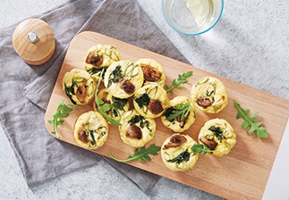 MurdochBooks_UK's tweet image. These mini mushroom frittatas by Tiffiny Hall are the perfect healthy snack to get you through the working day! This #recipe from Tiffiny's book #SnackPower is made of sautéed mushrooms, spinach, eggs and Greek yoghurt, milk and feta cheese.
