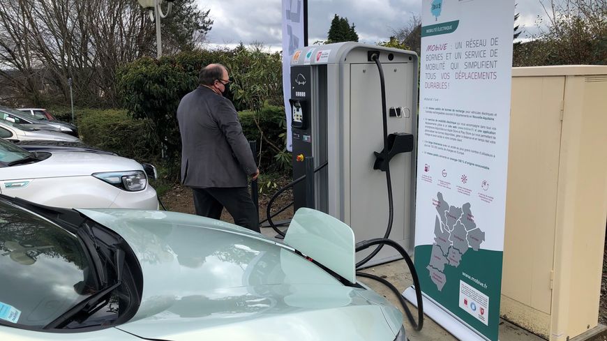 eric_mbt's tweet photo. Avec une #Borne de #recharge tous les 3️⃣0️⃣ km, la #Corrèze accentue le développement du réseau #Mobive, exploité par @Izivia, filiale du groupe @EDFofficiel et favorise l'attractivité de son territoire. #MobilitéÉlectrique #TerritoireEngagé
https://t.co/3ulwqHCcTd https://t.co/9kWDUCACqn