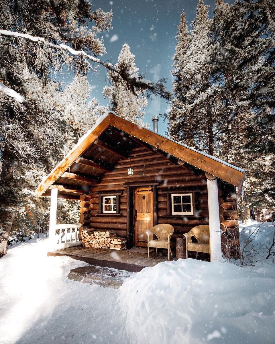 Logspan's tweet photo. If it snows ❄️ I want to be here. Who else agrees? 🤔 🏡

#snowyhut #logcabin #cabinlife #logcabinliving #logspan #loghome #winter #snow #snowcabin #cabininthewoods #forest #forestlife #camping #porch https://t.co/6m4vC7KkNg
