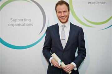 Respiratorymedi's tweet photo. Gareth Hynes, who is a Specialist Registrar in Respiratory Medicine at Oxford University Hospitals (OUH) and a Clinical Research Fellow at the University of Oxford, has been awarded an MBE in the New Year Honours List for Services to Medical Education during the COVID-19 pandemic https://t.co/Dcq3KhTNl2