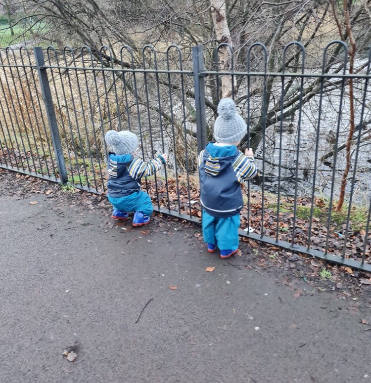 lisa46511166's tweet photo. The children enjoyed a walk through the woods, looking at the trees and listening to the birds. We finished our walk of with a visit to the duck pond. The children learned to keep safe whilst out in the environment. 🦆🍃🌲🌧#outdoorlearning @ClacksELC https://t.co/JMwYHO9HAi