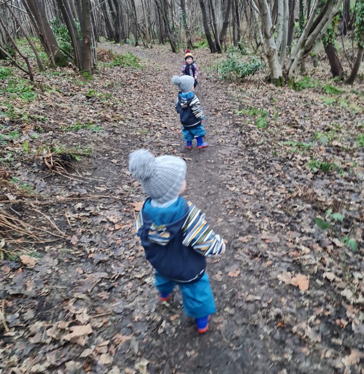 lisa46511166's tweet photo. The children enjoyed a walk through the woods, looking at the trees and listening to the birds. We finished our walk of with a visit to the duck pond. The children learned to keep safe whilst out in the environment. 🦆🍃🌲🌧#outdoorlearning @ClacksELC https://t.co/JMwYHO9HAi