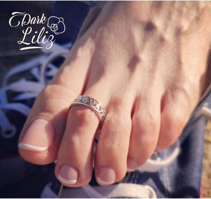 A closer look to my toes (and finger ring 🖤) 🤭  #feet #toes #toeslovers #sexy #feetfetishworld #feetlovers<a href="/tag/feet"class="tags">#feet</a><a href="/tag/sexy"class="tags"><span>#sexy</span></a><a href="/tag/feetlovers"class="tags"><span>#feetlovers</span></a><a href="/tag/toes"class="tags"><span>#toes</span></a><a href="/tag/prettyfeet"class="tags"><span>#prettyfeet</span></a><a href="/tag/barefeet"class="tags"><span>#barefeet</span></a>