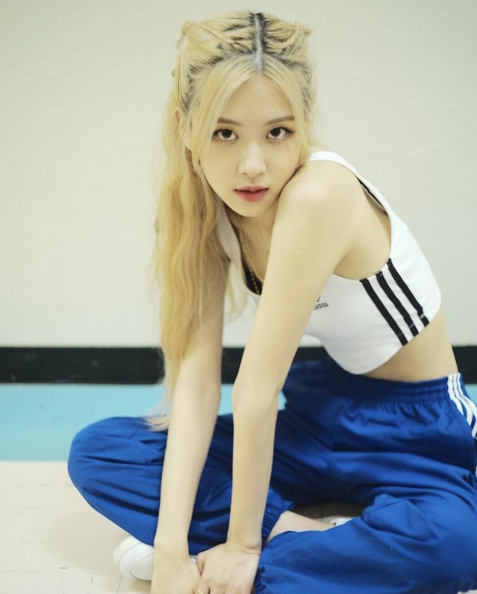 hourly rosé tweet media
