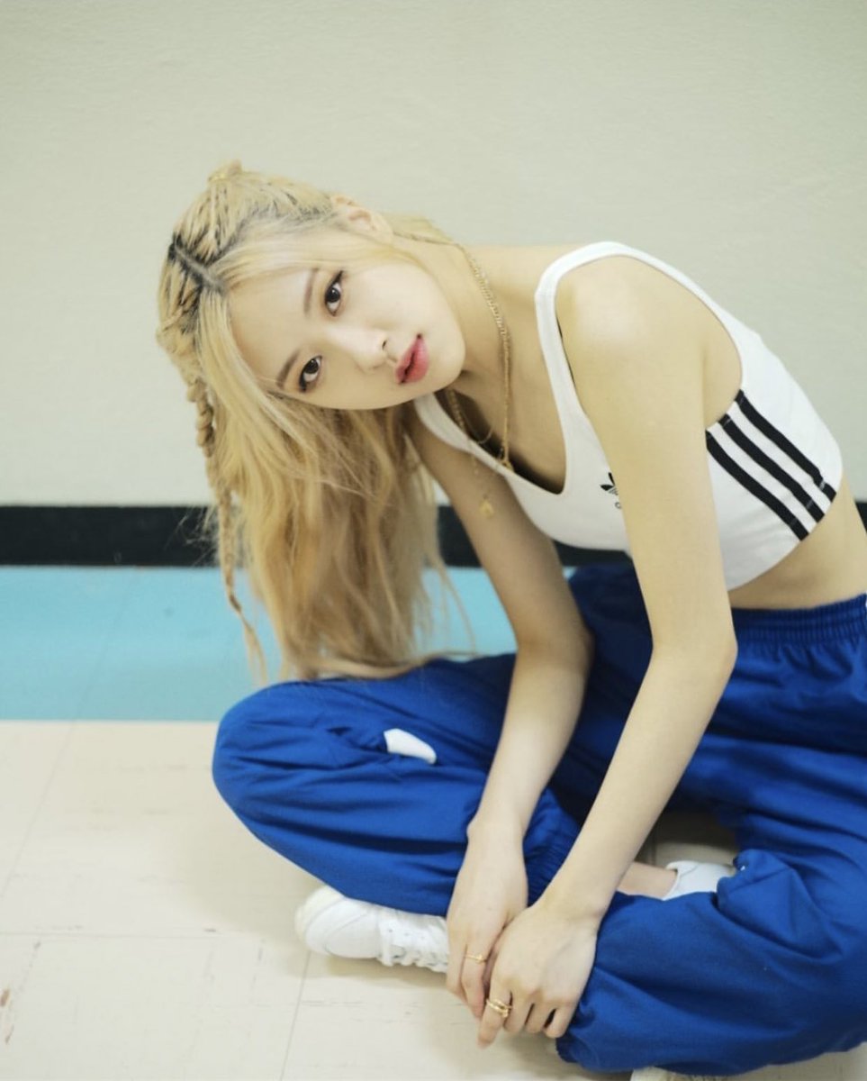 hourly rosé tweet media