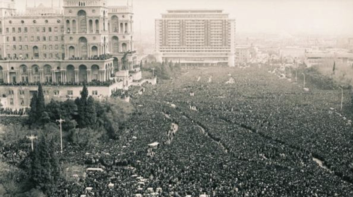Then, the leaders of the protest split the large mob into smaller gangs. In their hands appeared previously prepared cold weapons and maps where the apartments of Armenians were marked.2/12