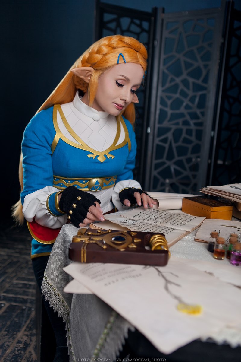 KyoudaiCosband's tweet photo. We are absolutely in love with Zelda's Study and tried to recreate it in our photoshot. Love the result so much! 
Photos by @PhotoByOcean

#BotW #ゼルダの伝説 #BreathoftheWild https://t.co/Z3tEhkAUMt
