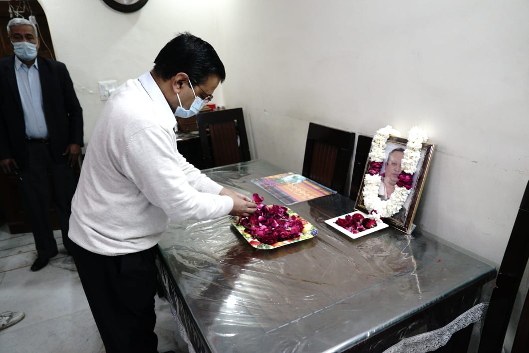 ArvindKejriwal's tweet photo. हमारे डॉक्टर्स अपनी जान की परवाह किए बिना कोरोना के मुश्किल वक्त में मरीज़ों का इलाज कर रहे हैं। ऐसे ही हमारे वॉरिअर डॉ. हितेश गुप्ता जी का हाल ही में कोरोना संक्रमण से निधन हो गया था। 

आज उनके परिवार से मिलकर ₹1 करोड़ की सहायता राशि दी। भविष्य में भी परिवार का ख़्याल रखेंगे। https://t.co/xoSEBFc4lV