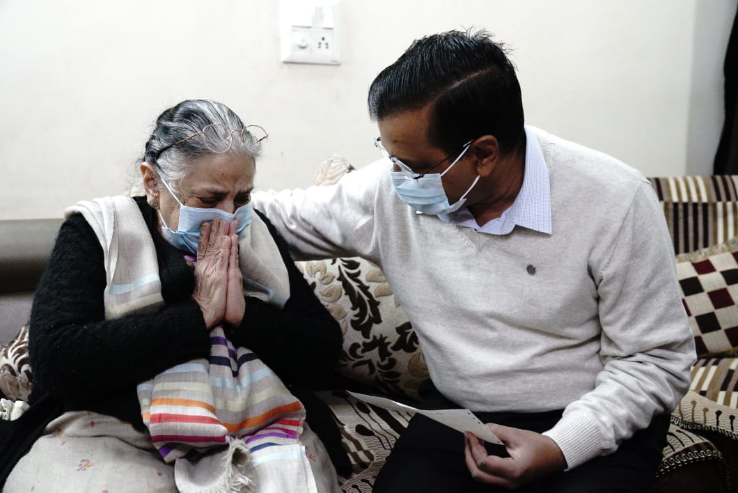 ArvindKejriwal's tweet photo. हमारे डॉक्टर्स अपनी जान की परवाह किए बिना कोरोना के मुश्किल वक्त में मरीज़ों का इलाज कर रहे हैं। ऐसे ही हमारे वॉरिअर डॉ. हितेश गुप्ता जी का हाल ही में कोरोना संक्रमण से निधन हो गया था। 

आज उनके परिवार से मिलकर ₹1 करोड़ की सहायता राशि दी। भविष्य में भी परिवार का ख़्याल रखेंगे। https://t.co/xoSEBFc4lV