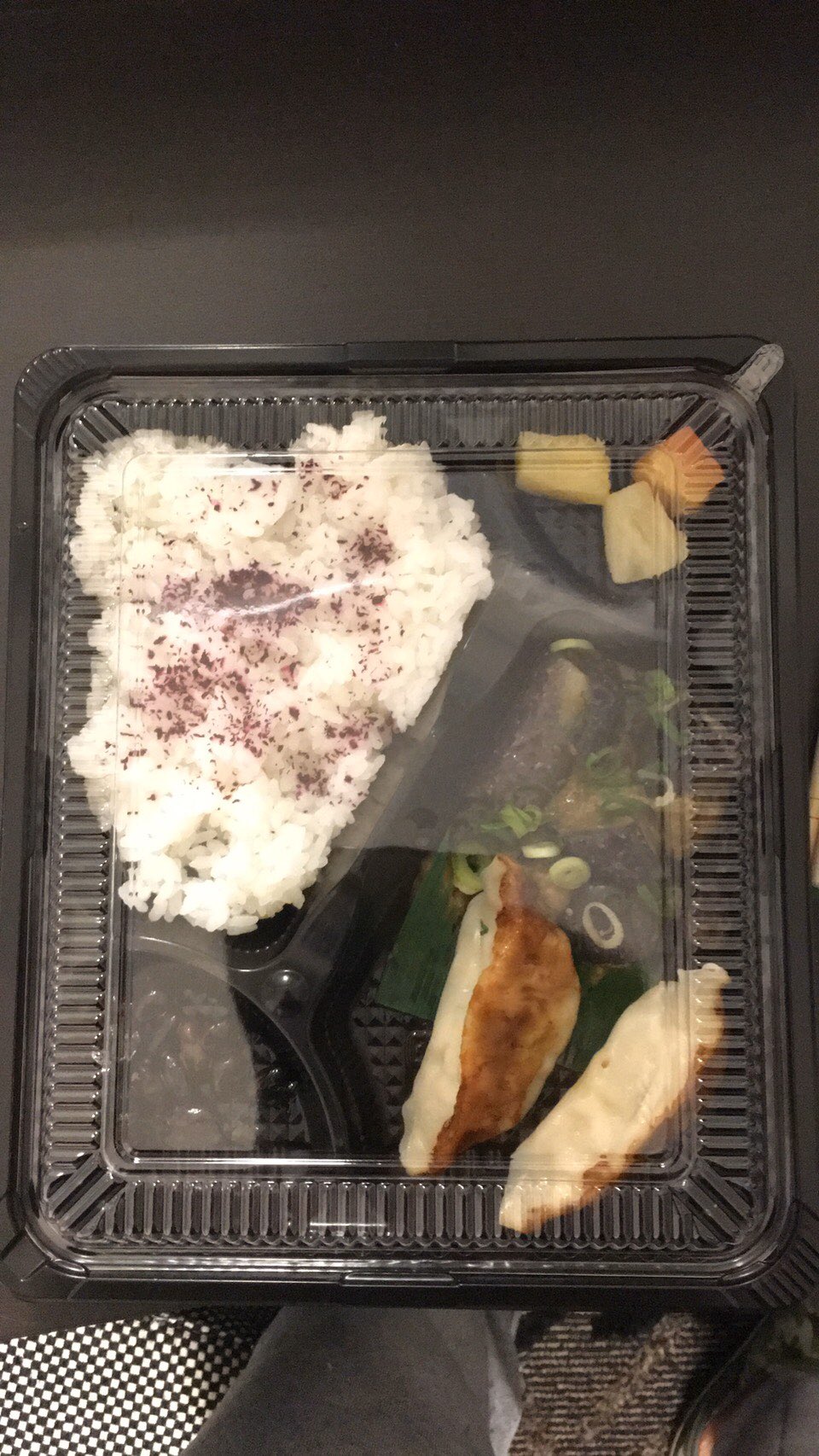 Toroe 大阪市民がコロナでホテル療養すると この弁当3回とお茶パックの支給のみ レンジは長蛇の列 大阪は差し入れ 不可 因みに神戸のホテル療養はネットショッピングも差し入れも可 ゴミかと思った ホテル療養 コロナ療養 メンタル崩壊 T Co