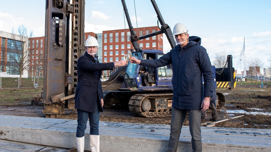 Een nieuw clubhuis voor het NVM! In Utrecht is gisteren de eerste paal geslagen. NVM-voorzitter Onno Hoes en Algemeen directeur Heembouw Léon Heddes toosten op de start bouw.

bit.ly/NVM-toost

#Doorbouwers #NVM #Bouw