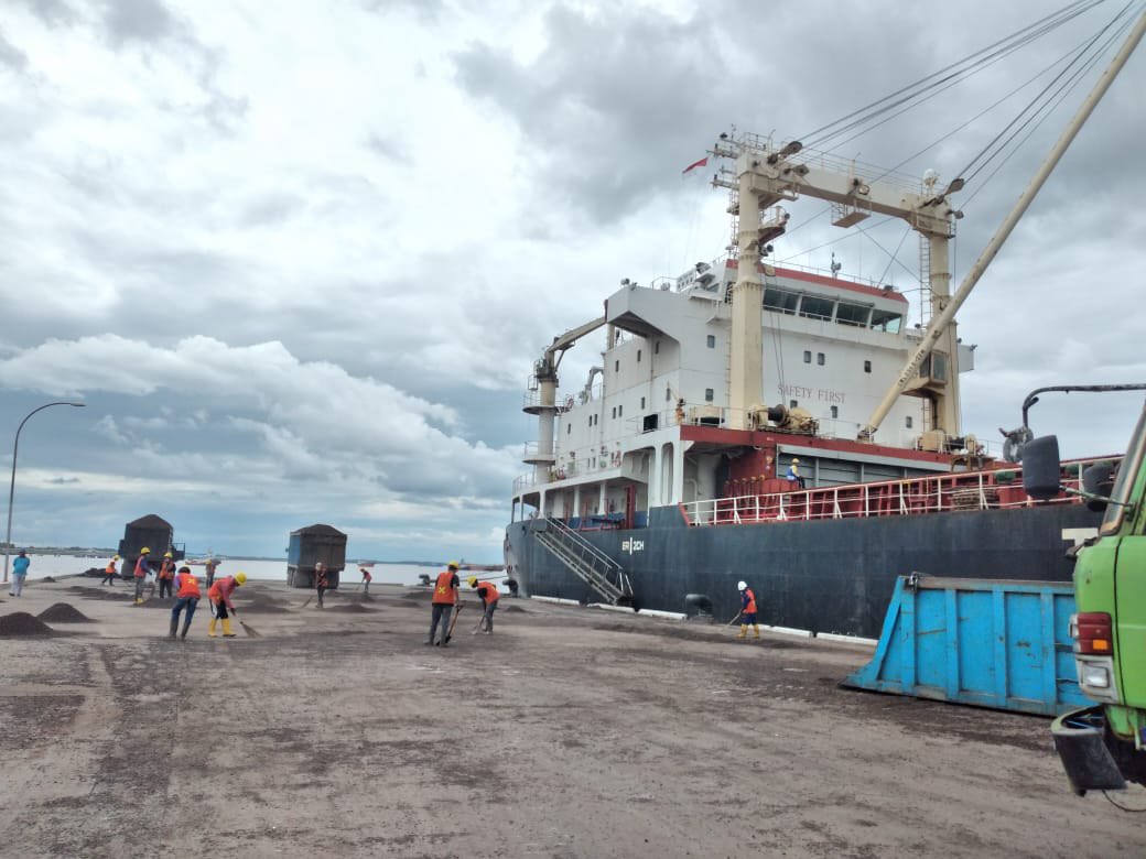 Dave_aritonang's tweet image. Cleaning cargo #palmkernelshell at the Terminal Dumai.

Thank you team!
