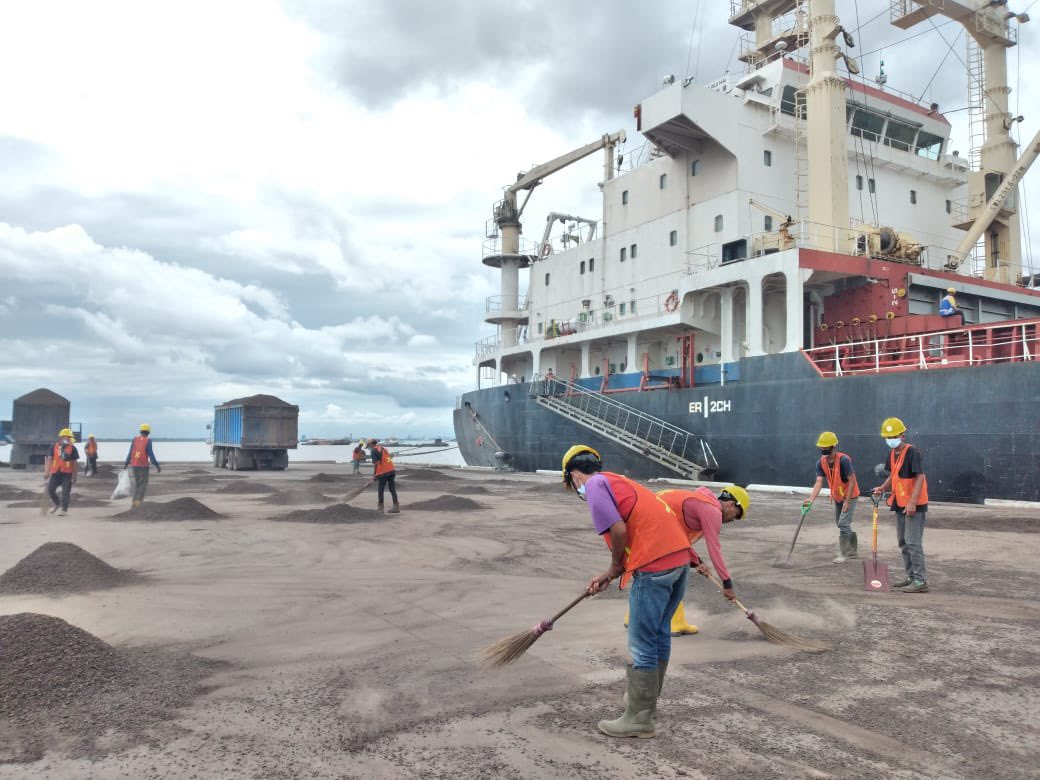 Dave_aritonang's tweet image. Cleaning cargo #palmkernelshell at the Terminal Dumai.

Thank you team!