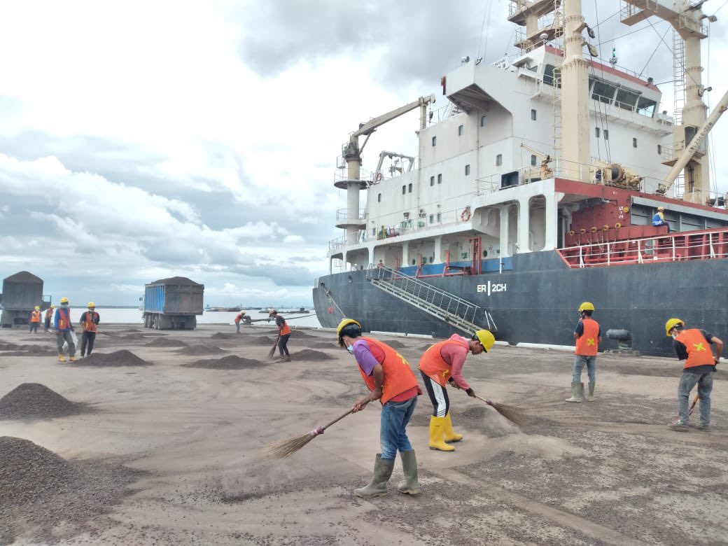 Dave_aritonang's tweet image. Cleaning cargo #palmkernelshell at the Terminal Dumai.

Thank you team!