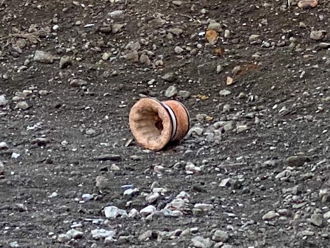 空き地にて寛ぐ野良七輪。どこからここへ流れて来たのだ…