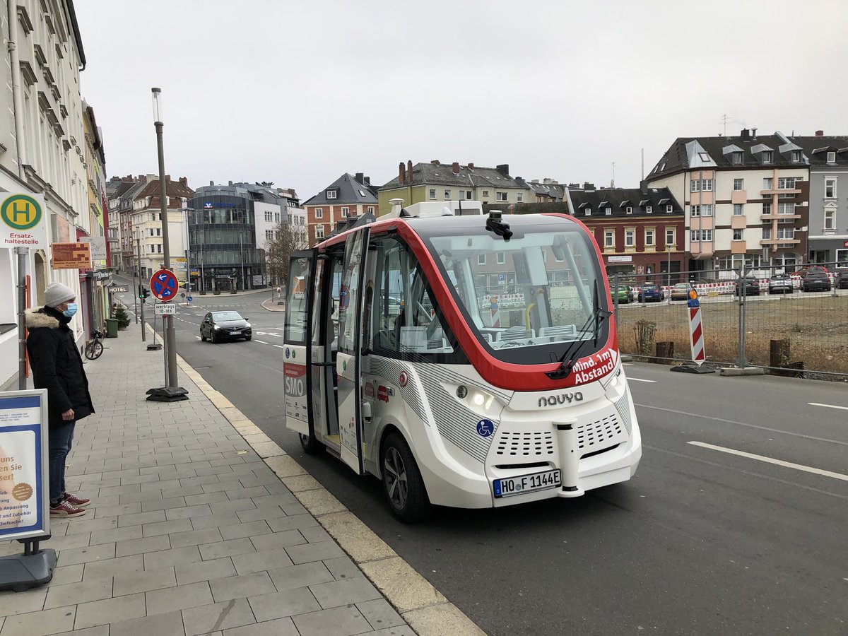 An allen drei Standorten wird nun getestet und der Betrieb erprobt. Hier ist eines der Shuttles in der Bismarckstraße in Hof zu sehen.
🔜Weitere Infos zum Fahrgastbetrieb folgen!
