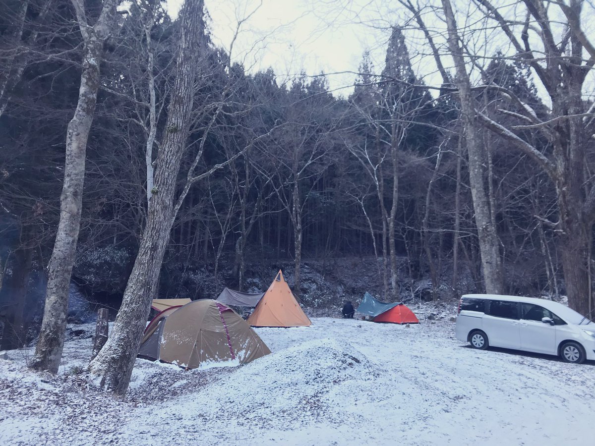 Famipan 暖房無し冬キャンプの寝る時対策 ネックウォーマー 首大事 湯たんぽ 最強 ホッカイロ シュラフの中でお腹 膝 足元に貼る ブランケット 毛布 シュラフにイン 気合い 最後はコレ キャンプ 道志の森キャンプ場 T