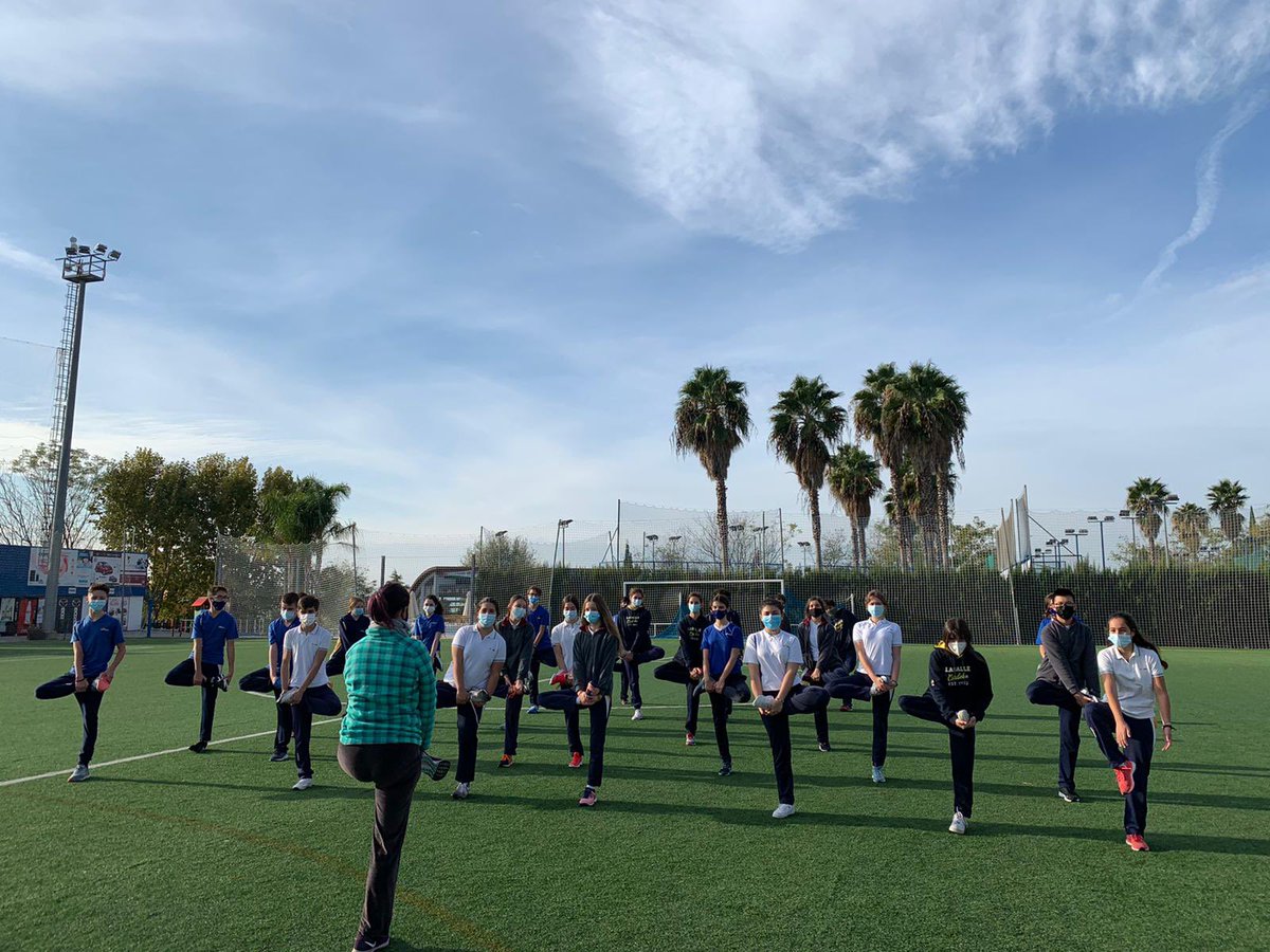 LaSalleCordoba's tweet image. Los alumnos en #Educaciónfísica trabajan técnicas de control corporal. La alineación postural es una de las bases de la correcta motricidad, de ahí que disciplinas como pilates, Yoga o Tai-Chi se practiquen en la asignatura para lograr una mejora de la salud. #controlcorporal