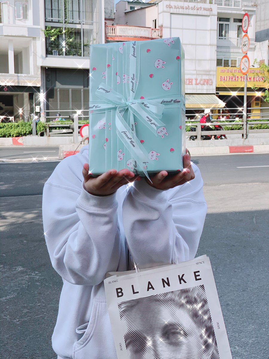 Karlawinwin's tweet photo. It’s still 39 days left until Nong Win’s birthday but i’ve already sent him a small birthday gift 💚🐰
I feel so excited for his birthday this year 😭😭😭 #winmetawin #snowballpower @winmetawin love youuuu https://t.co/9dX0cm7Ljx