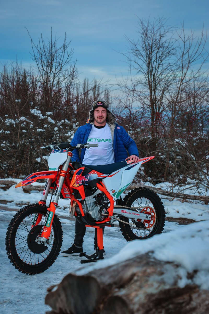 LucAckermann98's tweet photo. Missing summer so much with @hellogetsafe 
Can’t wait to ride my new @ktm_deutschland_
#hellogetsafe #winter #snow #tocoldoutside @redbullgermany https://t.co/f00SdUMzpC