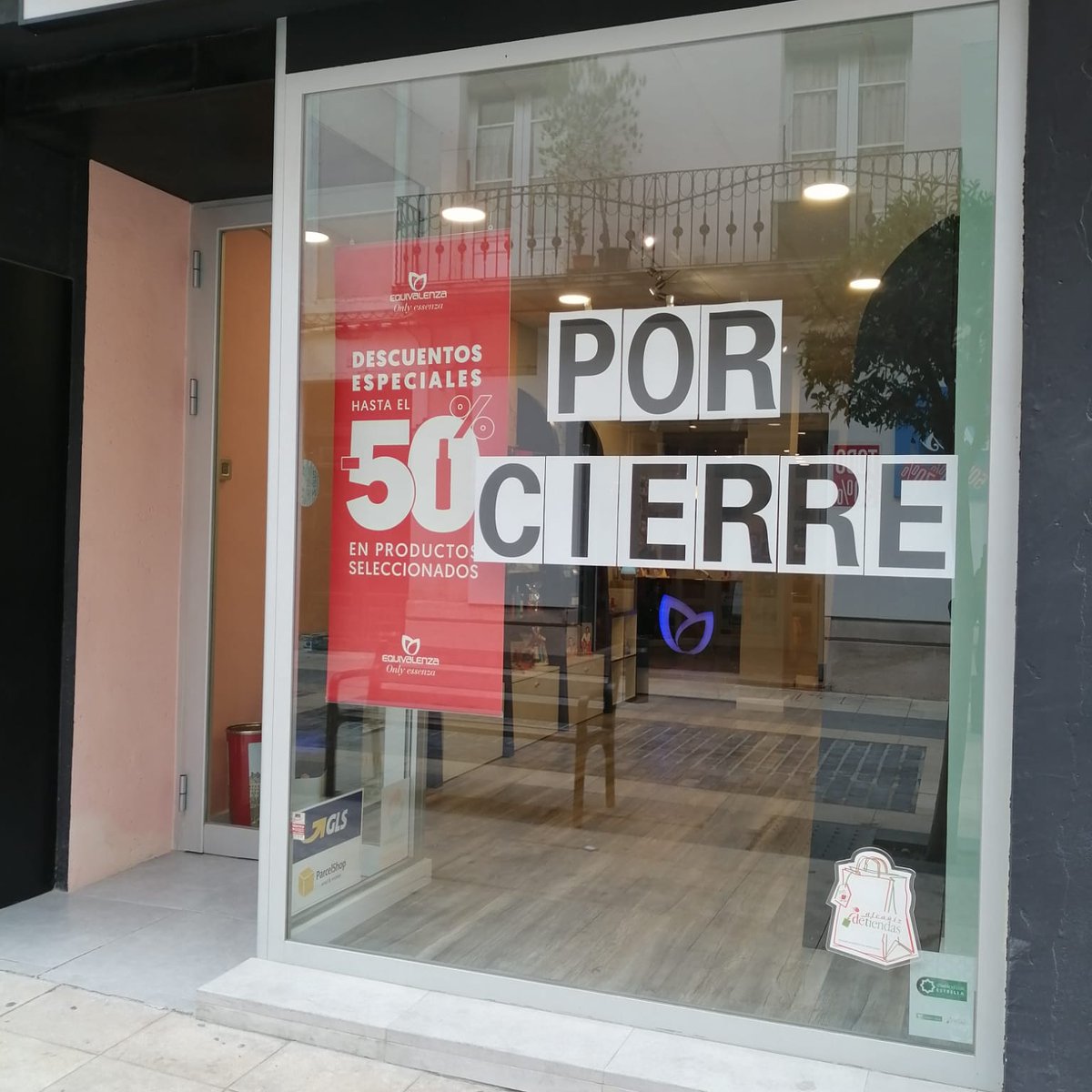 Equivalenzalca's tweet photo. Desde hoy hasta el 31 de enero descuentos especiales por cierre del negocio.
15, 25, 50 y 60% de descuento en artículos seleccionados hasta agotar existencias.
#cierre #covid19 #pequeñocomercio https://t.co/t6hNFpOqIz