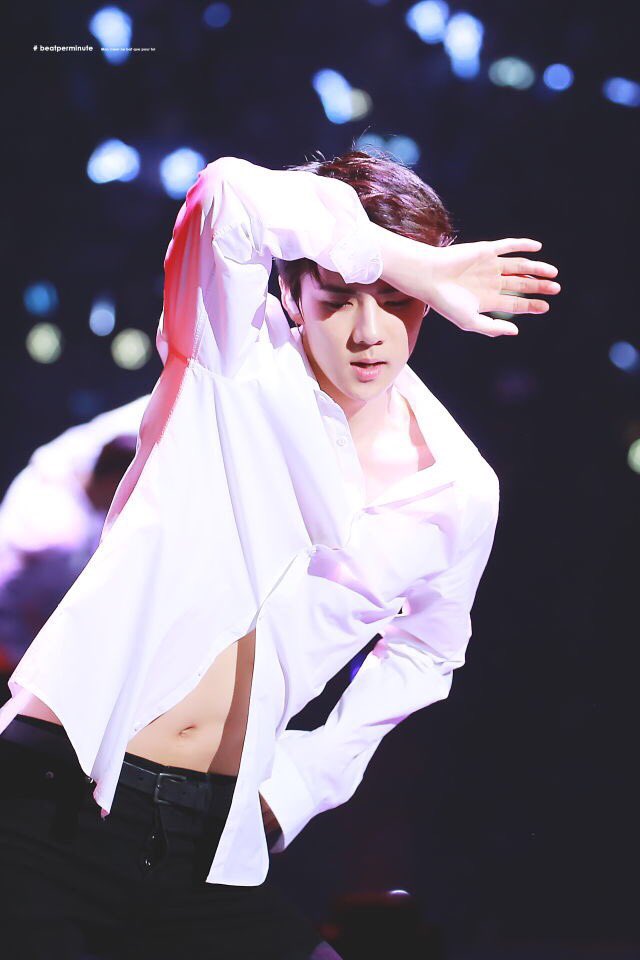 sehun’s iconic waist: a thread ♡