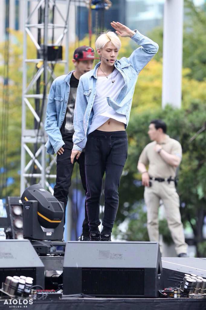 sehun’s iconic waist: a thread ♡