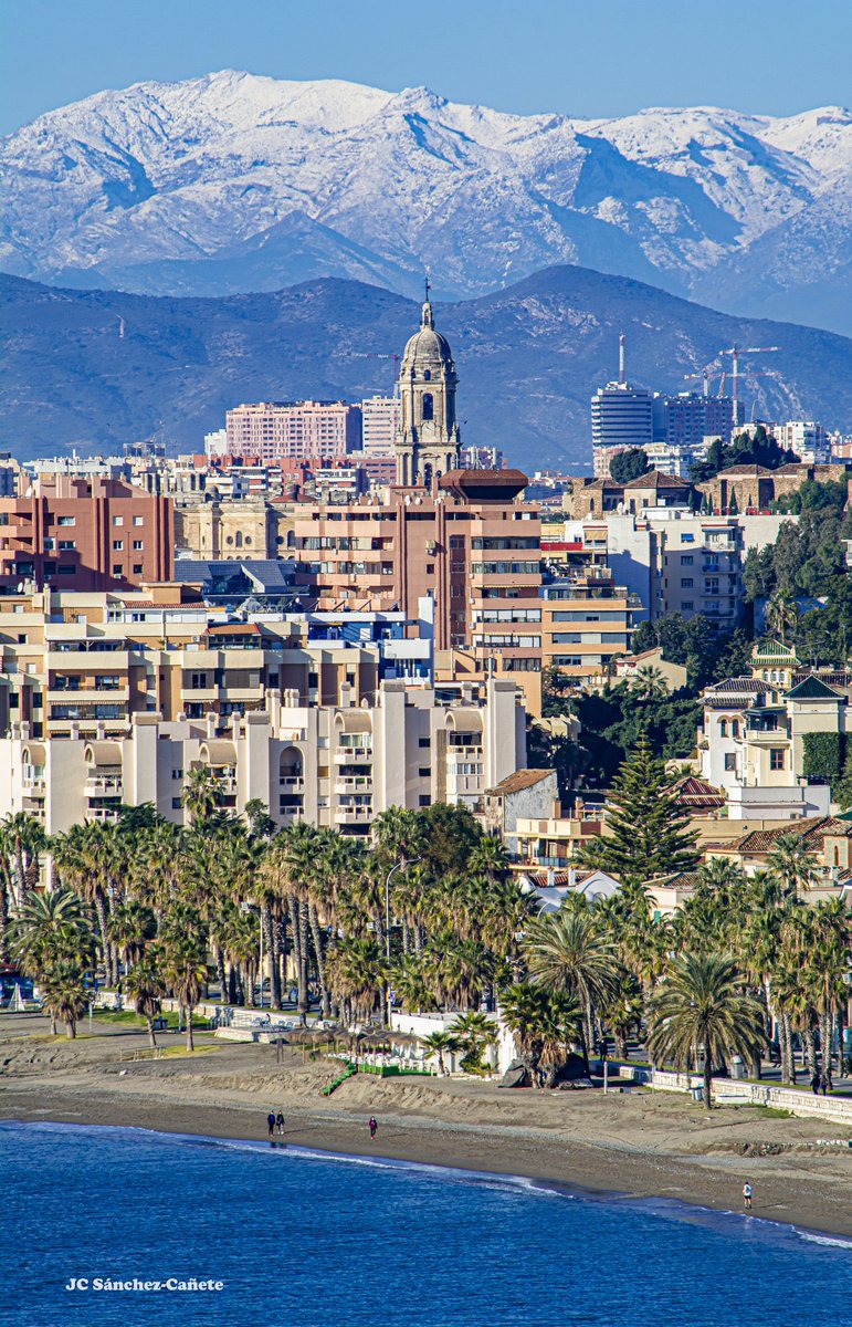 Storm_Malaga's tweet photo. Hemos visto muchas imágenes de nieve durante los últimos días, aunque ninguna como esta de #Málaga, con nieve y playa en una sola imagen. 

Foto: @jcsanchezcanete https://t.co/KUkHxxwdf4