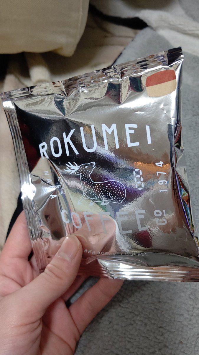 projectnNT's tweet photo. 卉未敬楼

サイちゃんと仕事終わりに見つけたお店で私の故郷の豆を使ったコーヒーが売ってたの！☕️
インドネシア、いいところだよ✨

実はサイちゃんも私もコーヒーはブラックでも飲めるんだ。
みんなはコーヒー好きかな？ https://t.co/jBtJeuyKx3