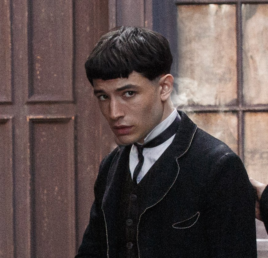 обскур криденс бэрбоун. криденс фантастические твари. эзра миллер криденс бэрбоун. кто такой криденс в фантастических тварях. зэзра милоет фантпстические твври.