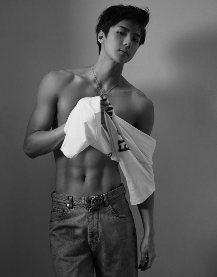 sehun’s iconic waist: a thread ♡