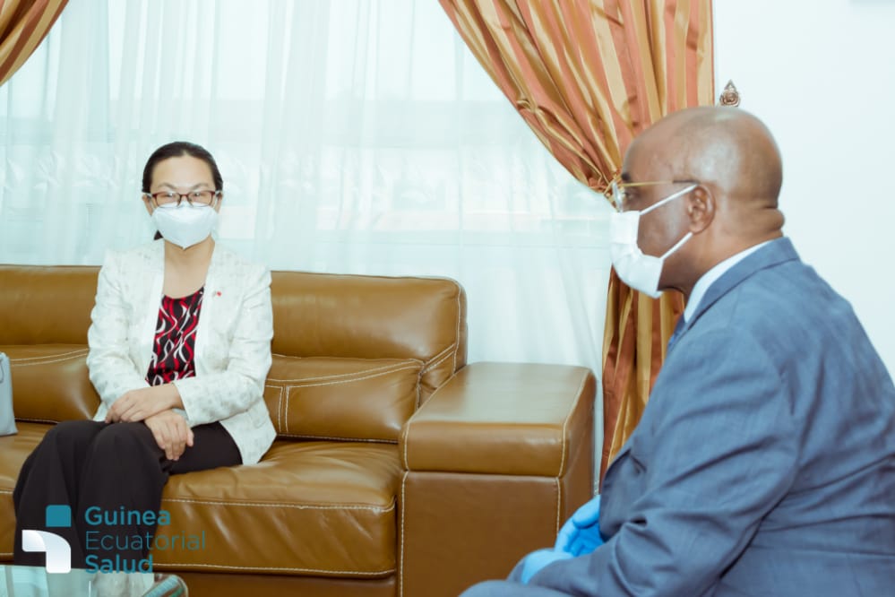 GuineaSalud's tweet image. El Ministro de Sanidad y Bienestar Social junto con el Viceministro @MitohaOndo han recibido a la Embajadora China @EmbChinaGE, en la primera audiencia oficial del 2021, para reforzar los lazos de cooperación en un nuevo contexto epidemiológico, económico y social #COVID19.