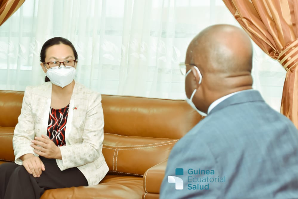 GuineaSalud's tweet image. El Ministro de Sanidad y Bienestar Social junto con el Viceministro @MitohaOndo han recibido a la Embajadora China @EmbChinaGE, en la primera audiencia oficial del 2021, para reforzar los lazos de cooperación en un nuevo contexto epidemiológico, económico y social #COVID19.