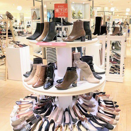 阪神百貨店 公式 3階 婦人靴売場ではクリアランスセール開催中 ラウナレアなど 再値下げも続々とスタートしています カンペール ヒミコ ウォーターマッサージ ロックポートなどの人気ブランドも1月15日 金 から再値下げです セール品も リモ