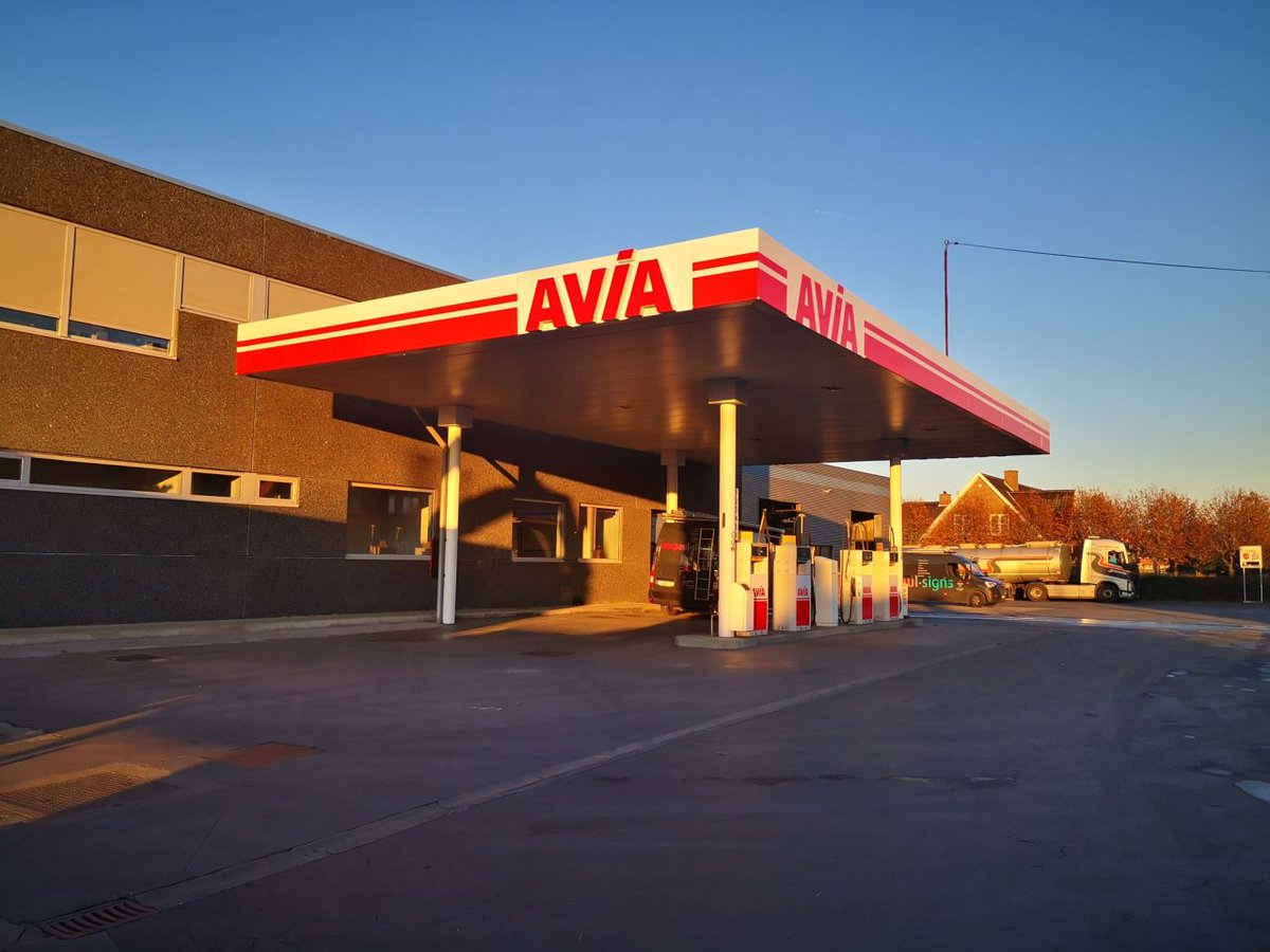 AVIAINTL's tweet photo. Congratulations to Tankterminal NV who recently opened their 4th #AVIA station located at Ingelmunstersteenweg 58, Oostrozebeke in Belgium. See some impressions below.
Link: https://t.co/QZ7x7wXWtT
#success #growth #branding #petrol #AVIAINTL https://t.co/k5jokFwgYG
