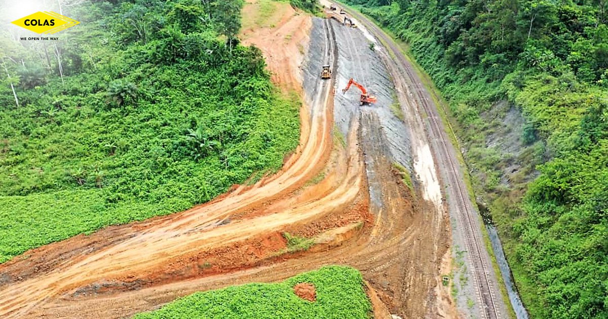 ColasAfrique's tweet photo. Rétablir la stabilité de plusieurs zones de la ligne du chemin de fer Transgabonais, c’est le challenge relevé par nos équipes @ColasAfrique au #Gabon !
Retour en images sur les travaux de réparation &amp; de création de la plateforme pour l’installation de la nouvelle ligne. https://t.co/si0S47dAGg